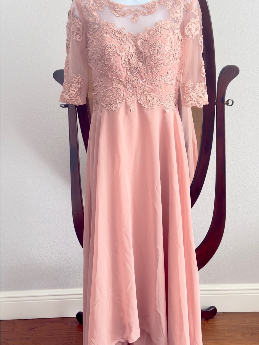 Elegant Lace Appliqué Evening Dress in Blush Pink